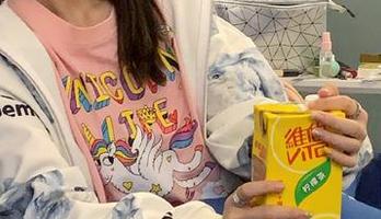 吃瓜黑料网更新：我和吾爱的故事，坚韧如瓜，揉搓着一缕花香。