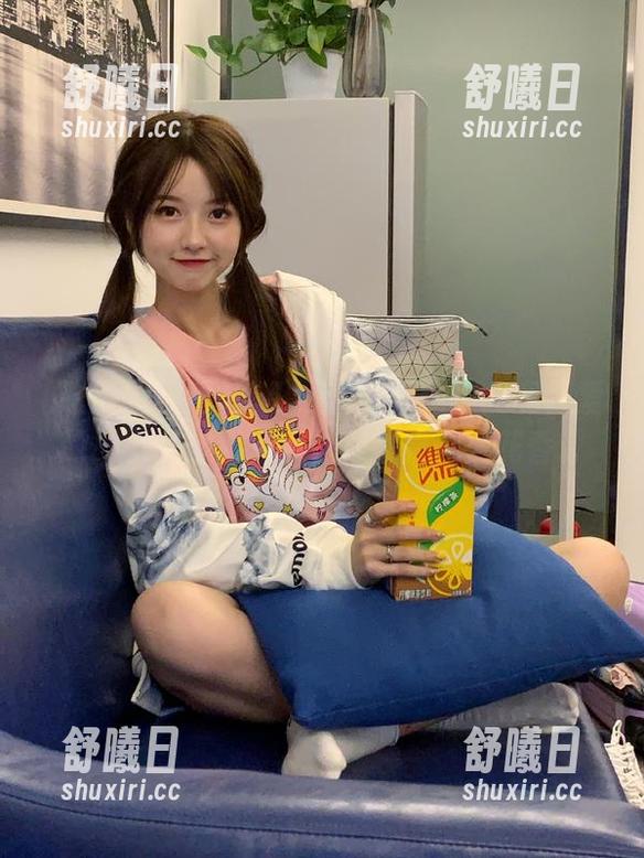 吃瓜黑料网更新：我和吾爱的故事，坚韧如瓜，揉搓着一缕花香。
