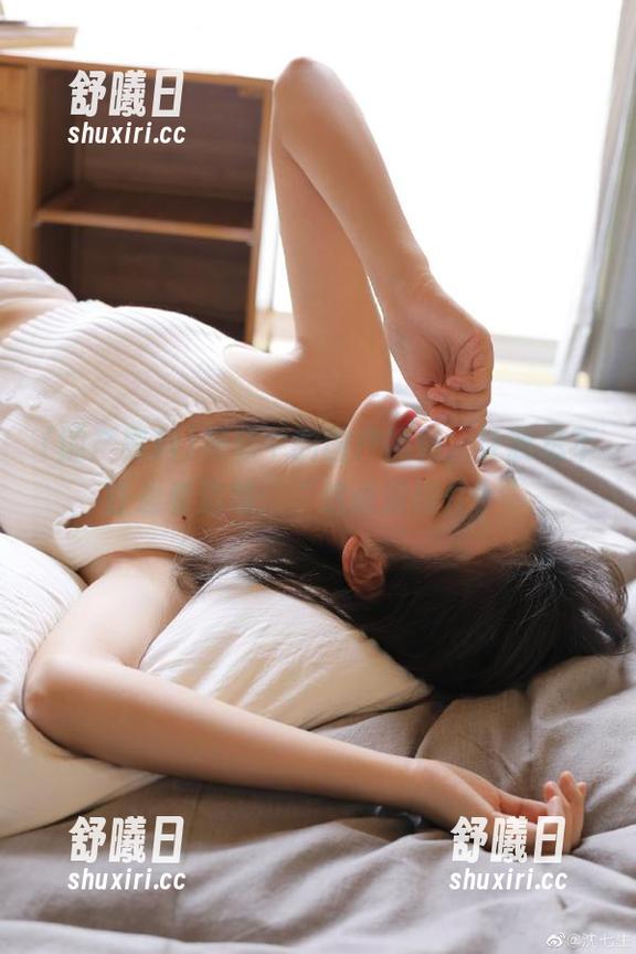 国产黑料 视频中的国产黑料,让我忍不住边看边想:“这谁顶得住?”