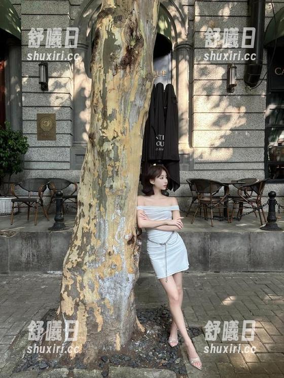 只需轻轻一推，明星黑料的入口就像潘多拉的盒子，满满都是惊喜。